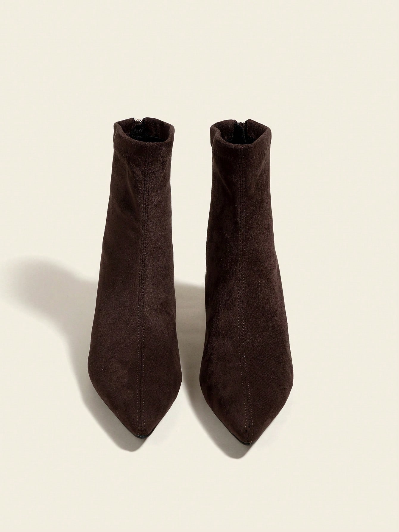 Brązowe botki na obcasie 7 cm, wygodne i modne, z ostrym czubkiem, dopasowane, z elastycznym wykończeniem, na cienkim obcasie typu kitten heel, dla kobiet