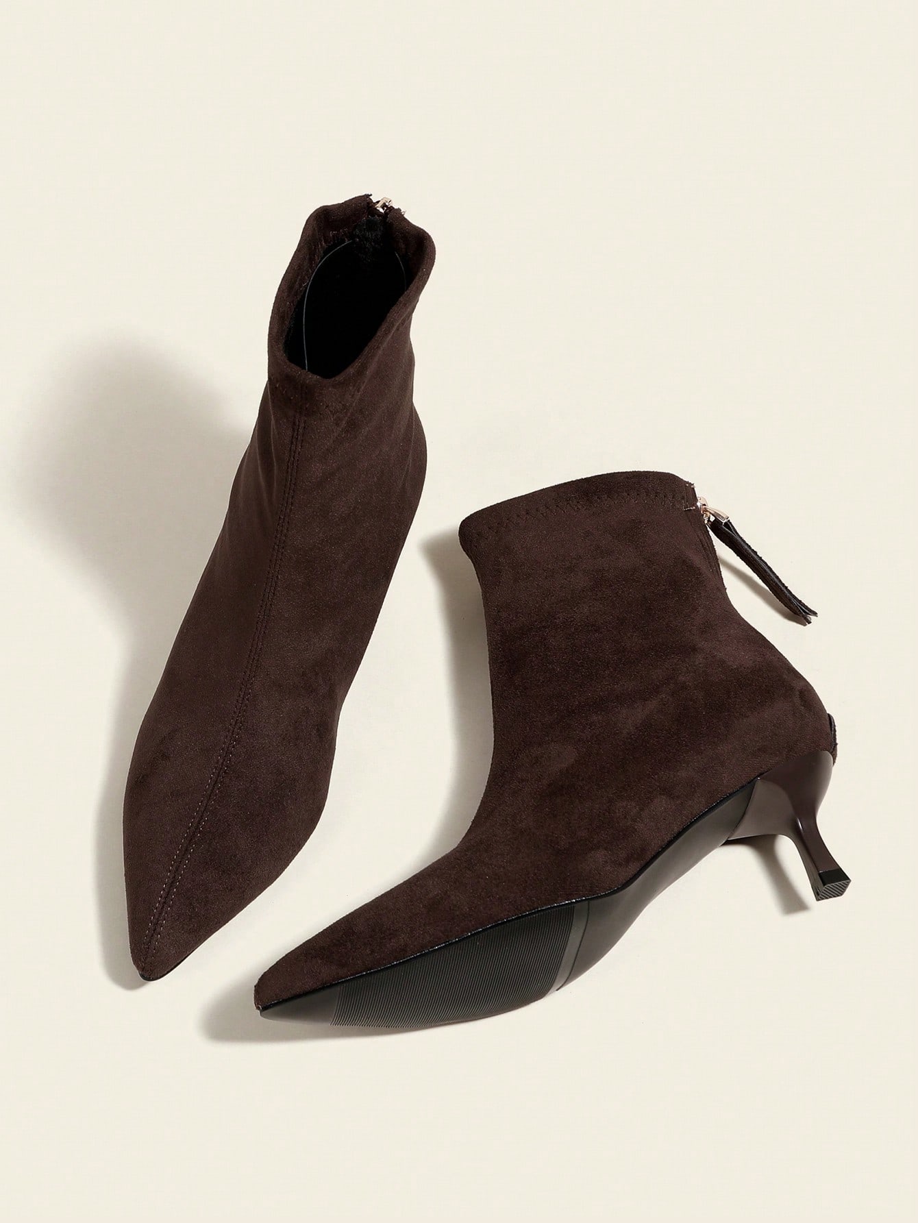 Brązowe botki na obcasie 7 cm, wygodne i modne, z ostrym czubkiem, dopasowane, z elastycznym wykończeniem, na cienkim obcasie typu kitten heel, dla kobiet